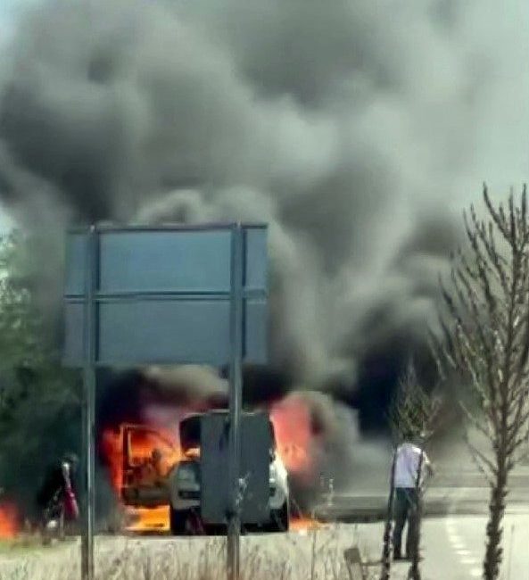 Sakarya’nın Kaynarca ilçesi D020 kara yolunda pikap tarzı bir araç