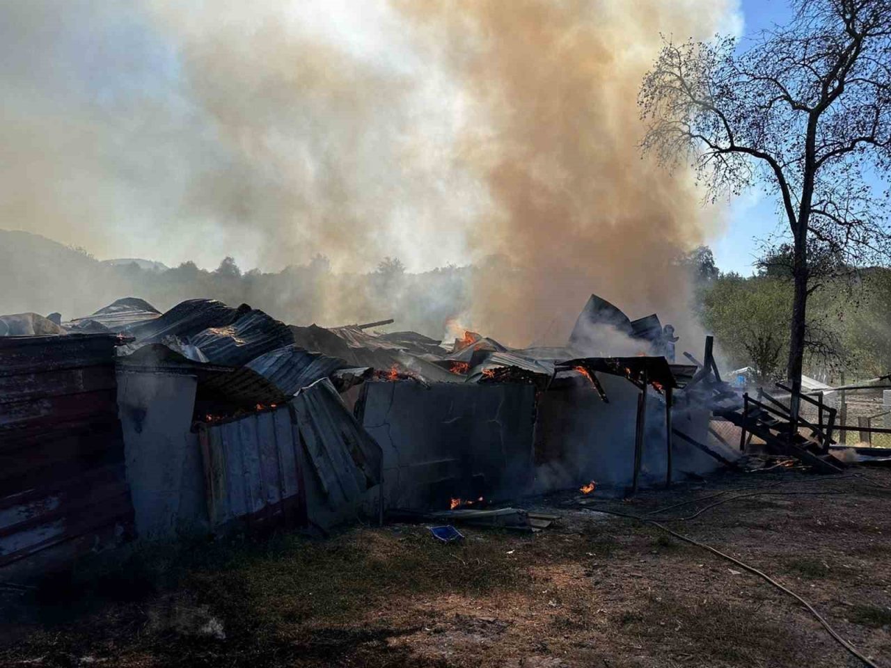 Sakarya’nın Kocaali ilçesinde samanlıkta çıkan yangın itfaiye ekiplerince söndürüldü. Yangında,