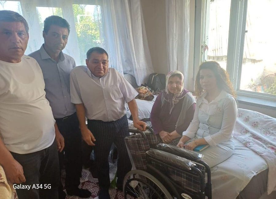 Eskişehir’de AK Parti Alpu İlçe Başkanlığı mensupları ilçedeki engelli vatandaşların