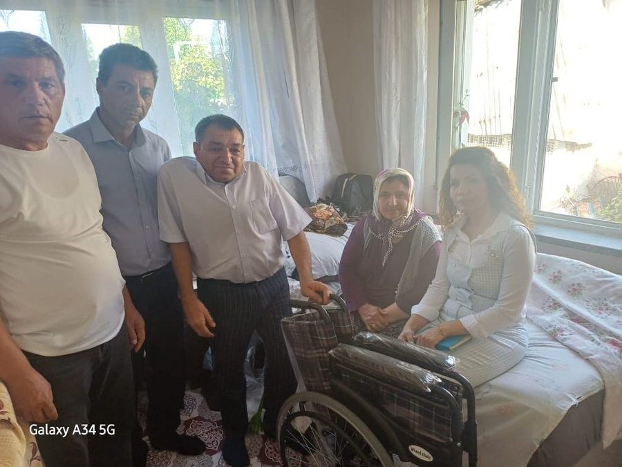 Eskişehir’de AK Parti Alpu İlçe Başkanlığı mensupları ilçedeki engelli vatandaşların