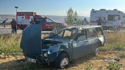 Amasya’nın Suluova ilçesinde 2 otomobilin çarpıştığı kazada 5 kişi yaralandı.