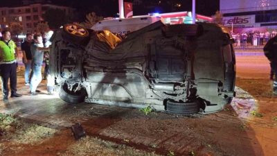 Amasya’da kontrolden çıkan otomobil çarptığı ağacı kökünden söktü. Savrulup takla