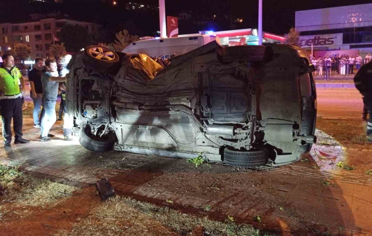 Amasya’da kontrolden çıkan otomobil çarptığı ağacı kökünden söktü. Savrulup takla