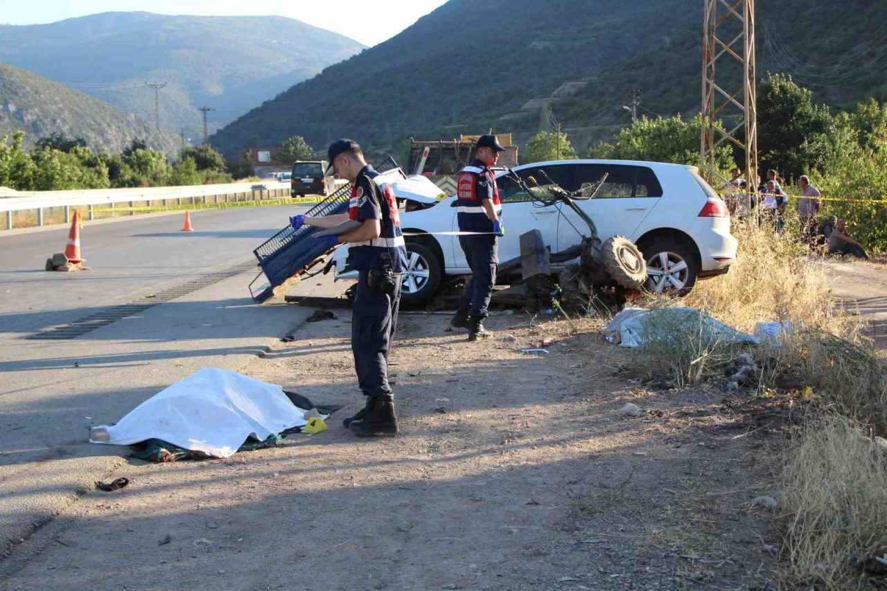 Amasya’da otomobil ve patpatın çarpıştığı kazada anne ile oğlu olay