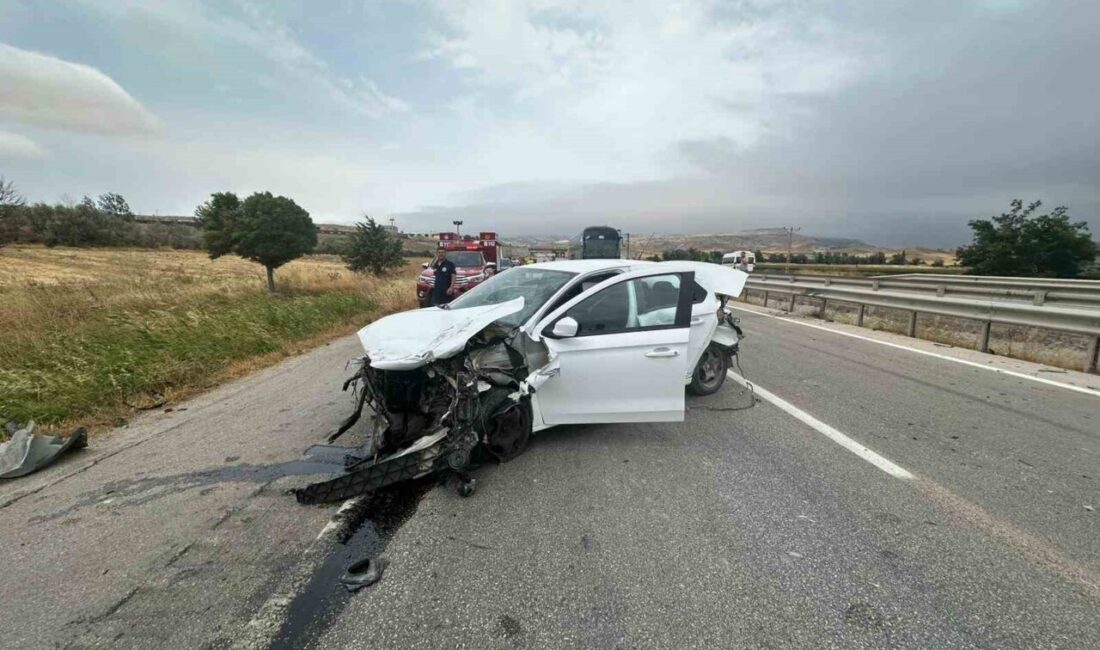 Amasya’nın Suluova ilçesinde otomobil tıra çarptı. Kazada otomobilde büyük çapta