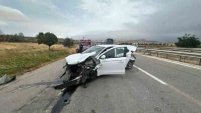 Amasya’nın Suluova ilçesinde otomobil tıra çarptı. Kazada otomobilde büyük çapta