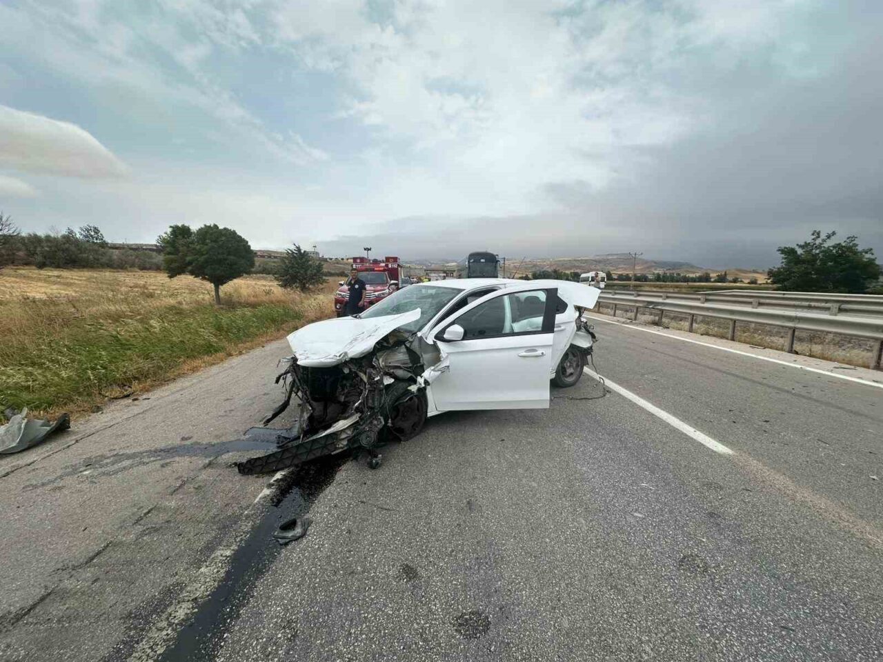 Amasya’nın Suluova ilçesinde otomobil tıra çarptı. Kazada otomobilde büyük çapta