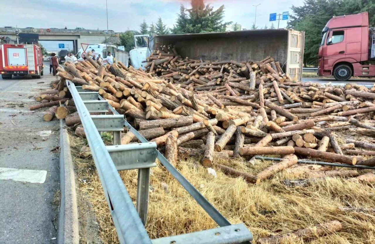 Amasya’nın Merzifon ilçesinde tomruk yüklü tır, kontrolden çıkarak devrildi. Yaralanan