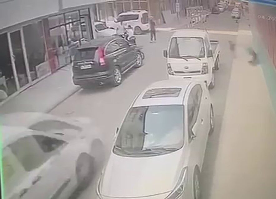 Sakarya’nın Karasu ilçesinde karşıya geçmek için aniden yola fırlayan 5