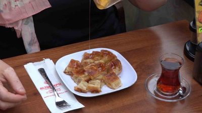 Rize’deki işletme böreğe kattığı balını çeşitlendirince ortaya Anzer Ballı, Deli