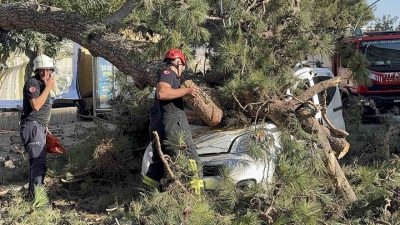 Kocaeli’de etkili olan şiddetli rüzgarda seyir halindeki hafif ticari aracın