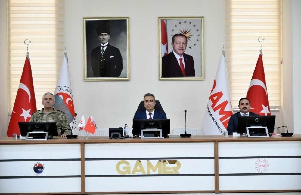 Ardahan’da, İl Güvenlik ve Asayiş Koordinasyon Toplantısı Ardahan Valisi Hayrettin