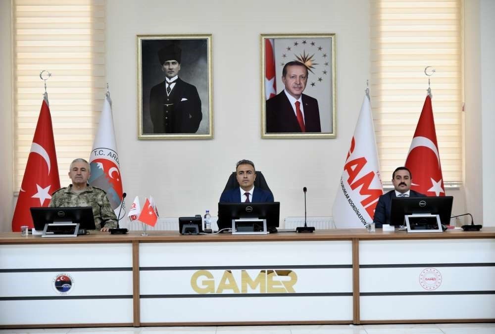 Ardahan’da, İl Güvenlik ve Asayiş Koordinasyon Toplantısı Ardahan Valisi Hayrettin