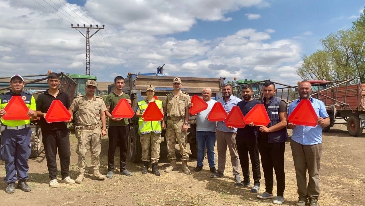 Arpaçay’da jandarma trafik ekipleri hasat dönemi olması dolayısıyla bir takım