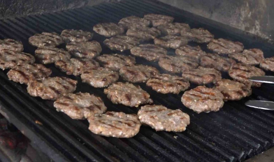 Rize’de köfteci vatandaş, 1950’li yıllarda babasının el arabasında başladığı işini