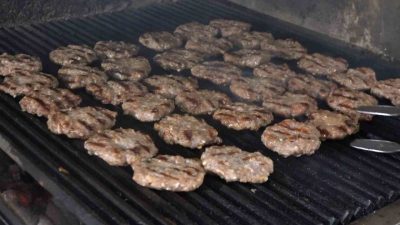 Rize’de köfteci vatandaş, 1950’li yıllarda babasının el arabasında başladığı işini