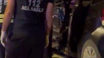 Erzurum’un Aziziye ilçesinde meydana gelen trafik kazasında araçta sıkışan sürücü