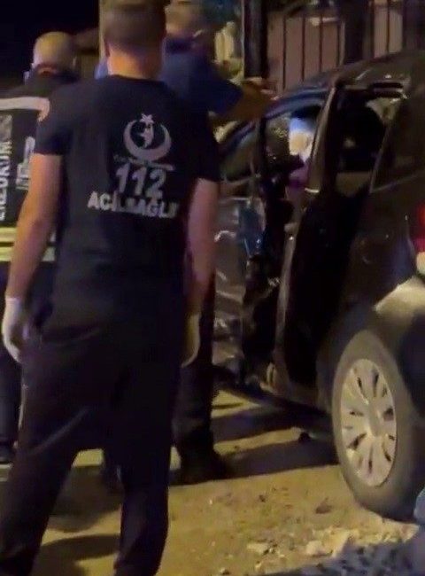 Erzurum’un Aziziye ilçesinde meydana gelen trafik kazasında araçta sıkışan sürücü