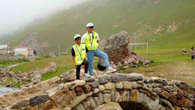 Gümüşhane’nin Taşköprü Yaylası’nda çöp bırakanlara tepkileriyle gündem olan Mete ve