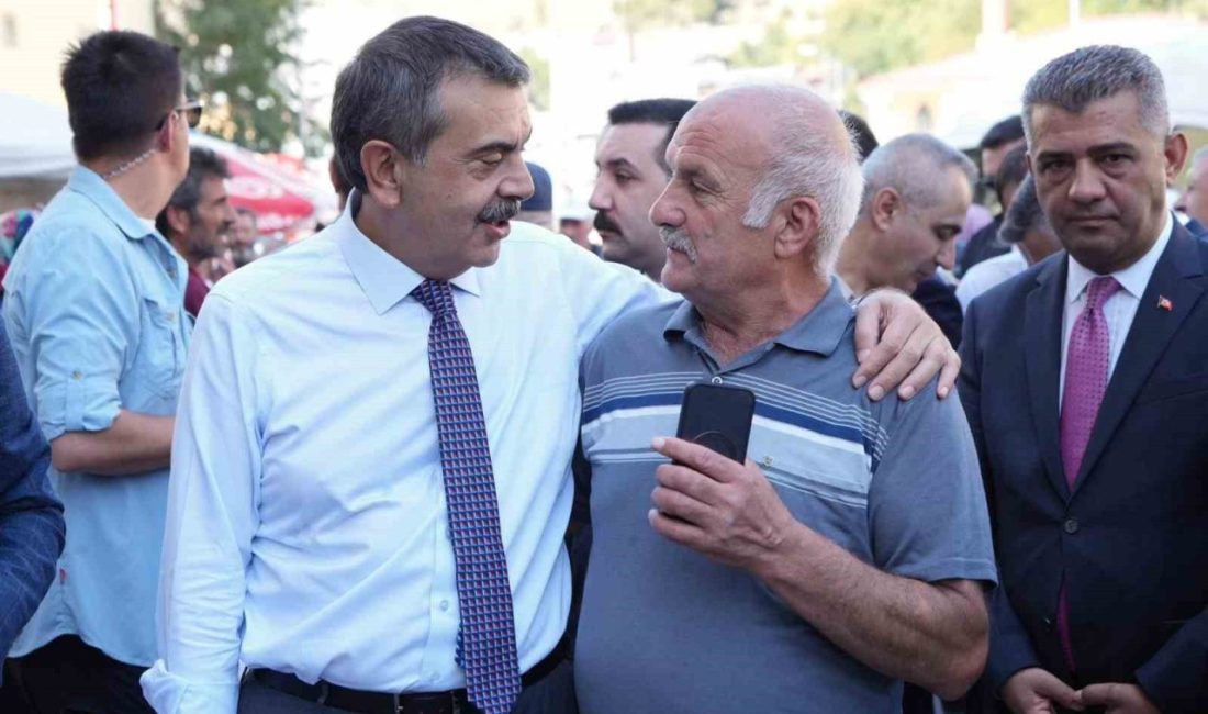 Milli Eğitim Bakanı Yusuf Tekin, memleketi Erzurum’un Uzundere ilçesinde vatandaşlarla