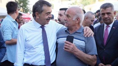 Milli Eğitim Bakanı Yusuf Tekin, memleketi Erzurum’un Uzundere ilçesinde vatandaşlarla