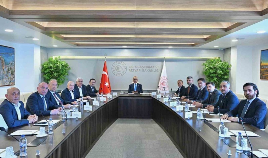 Bakan Uraloğlu ile ulaşım zirvesinde bir araya geldiler Erzurum heyeti şehrin ulaştırma ve altyapı yatırımlarını istişare etmek üzere