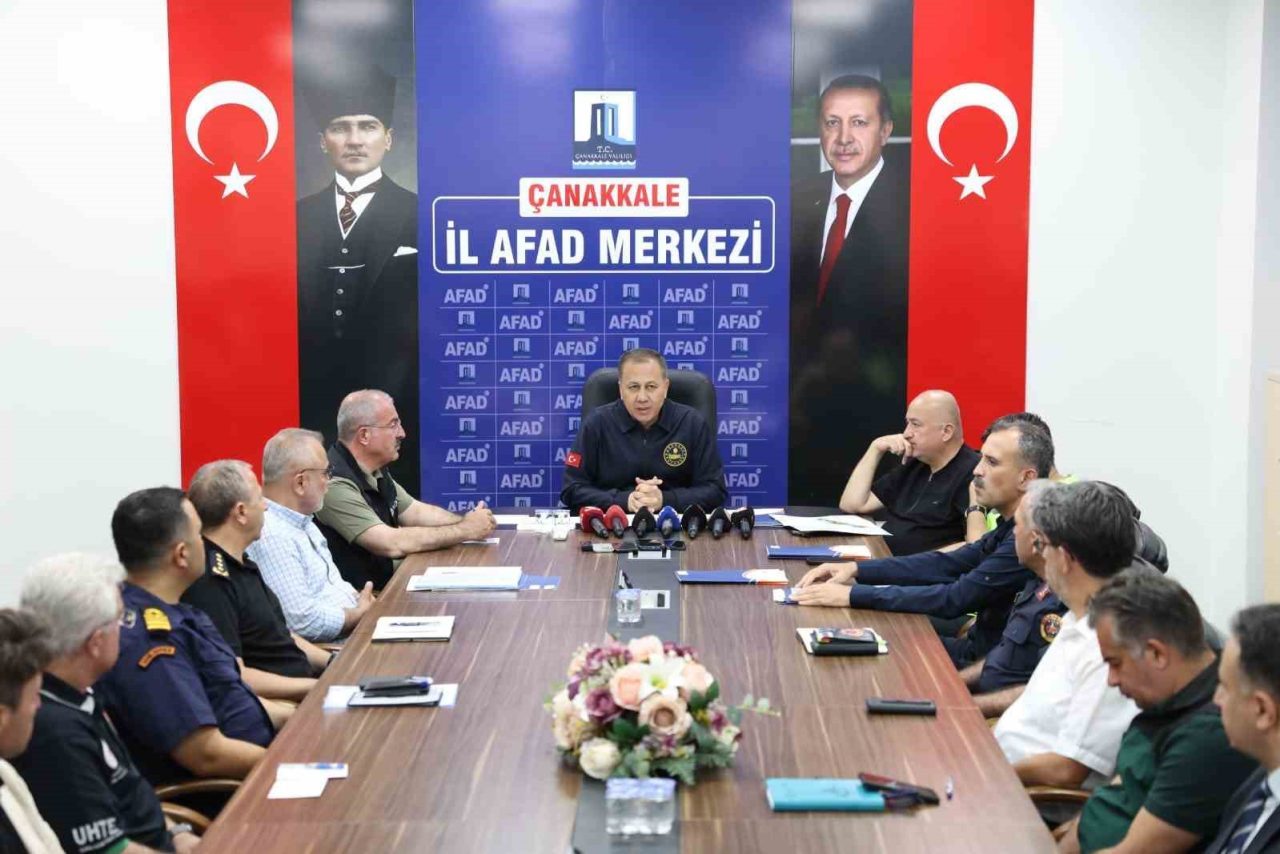 Çanakkale’nin Kepez beldesinde tarım arazisinde çıkarak ormanlık alana sıçrayan yangın