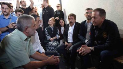 İçişleri Bakanı Ali Yerlikaya, Erzurum’da esnafı ziyaret ederek, vatandaşlarla bir