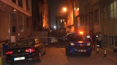 Bakırköy’de boş olan tarihi ahşap bir binada çökme meydana geldi.