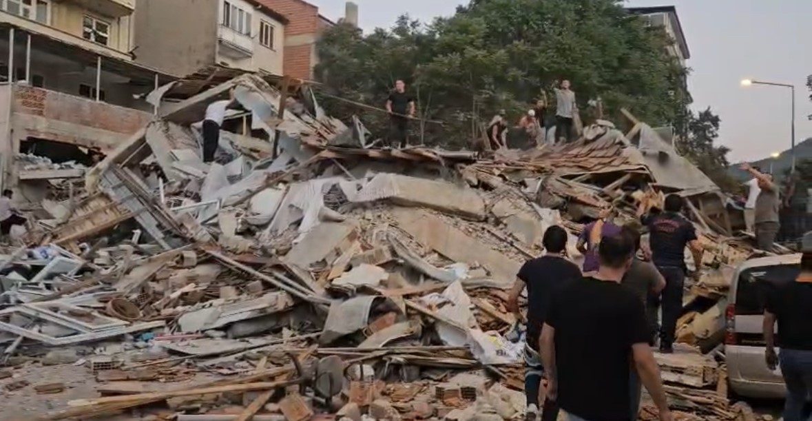 Balıkesir’de meydana gelen 6.1 büyüklüğündeki deprem, kent genelinde paniğe yol