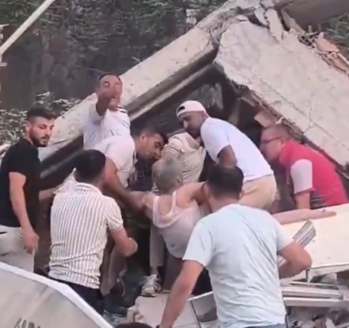 Balıkesir’de meydana gelen 6.2 büyüklüğündeki deprem, kent genelinde paniğe neden