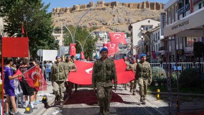 Bayburt’ta 30 Ağustos Zafer Bayramı, düzenlenen törenlerle coşkuyla kutlandı. Törenler,