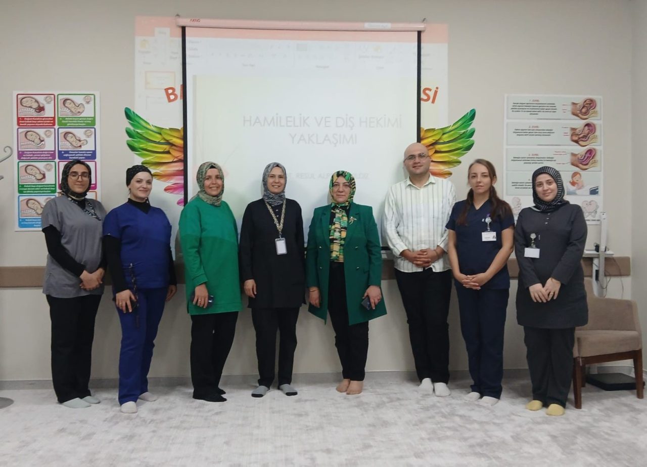 Bayburt Devlet Hastanesi gebe okulunda, gebelerin ağız ve diş sağlığını