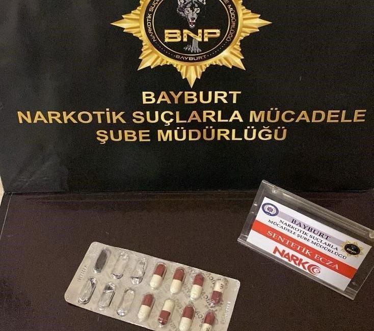 Bayburt’ta narkotik suçlarla mücadele kapsamında durdurulan şahıs üstünde ve durdurulan