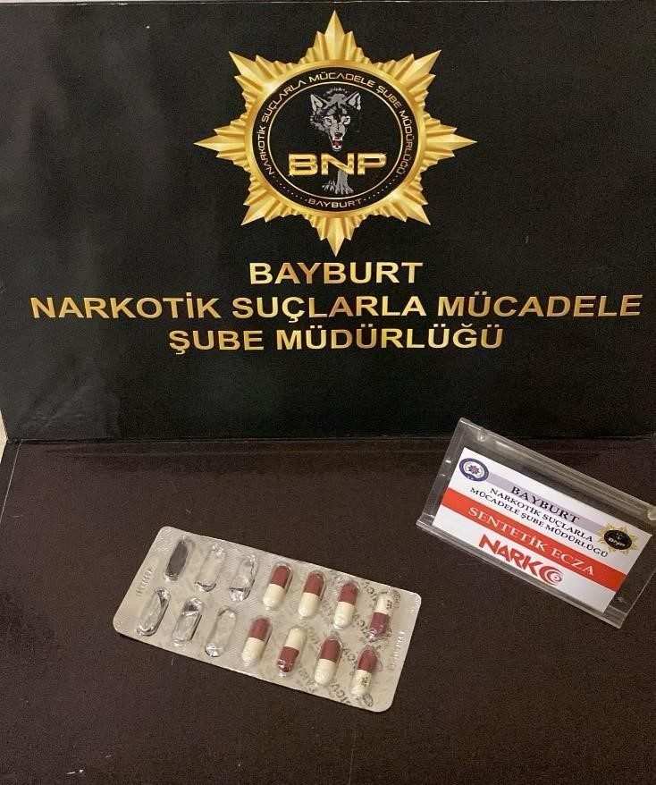 Bayburt’ta narkotik suçlarla mücadele kapsamında durdurulan şahıs üstünde ve durdurulan
