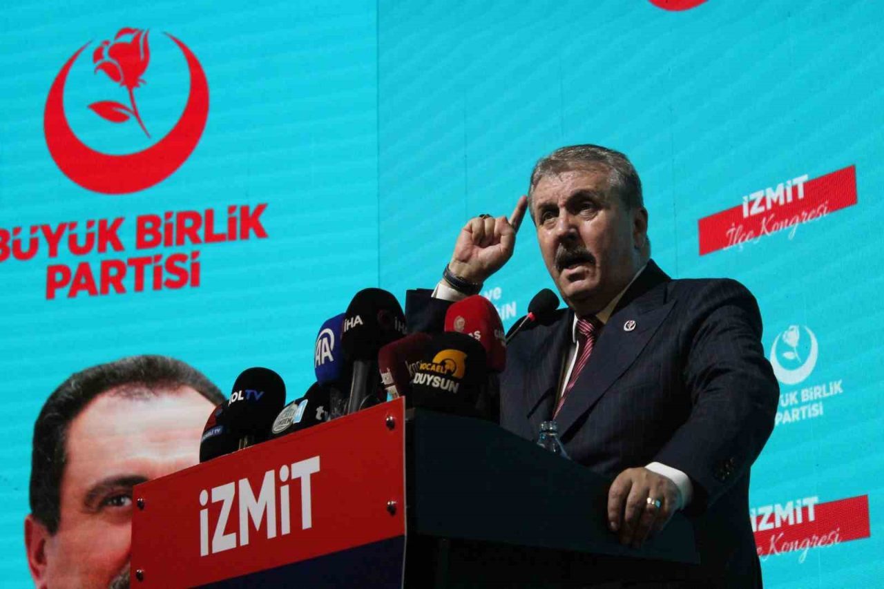 Kocaeli’de partisinin olağan kongresine katılan Büyük Birlik Partisi (BBP) Genel