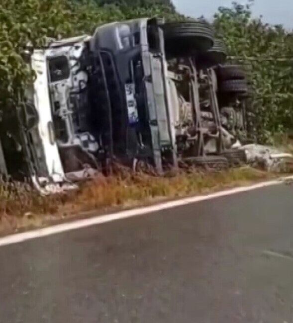 Sakarya’nın Kocaali ilçesinde sürücüsünün kontrolünden çıkan beton mikseri, fındık tarlasına