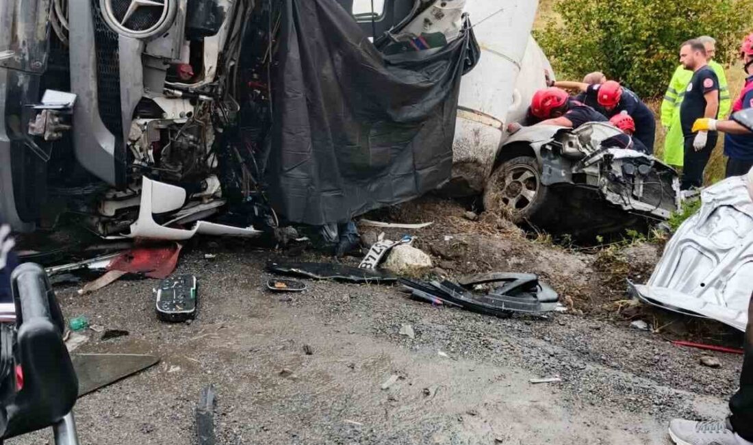 Zonguldak’ın Ereğli ilçesinde beton mikseri, karşı yönden gelen otomobilin üzerine