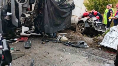 Zonguldak’ın Ereğli ilçesinde beton mikseri, karşı yönden gelen otomobilin üzerine