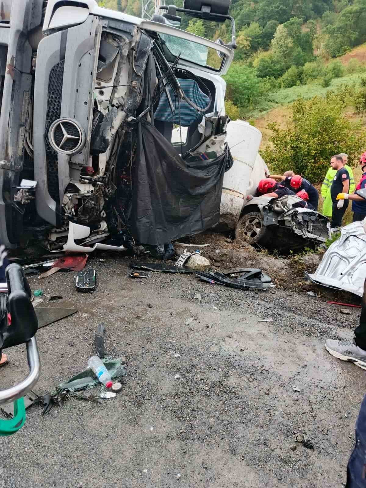 Zonguldak’ın Ereğli ilçesinde beton mikseri, karşı yönden gelen otomobilin üzerine