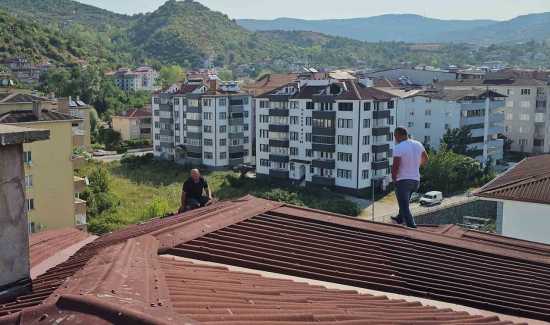 Kastamonu’nun Cide ilçesinde 5 katlı binanın çatısına çıkarak intihar girişiminde