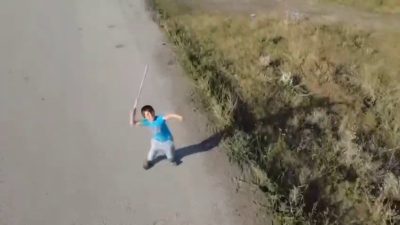 Erzurum’da bir çocuk, köy yolunda denk geldiği drone ile zaman