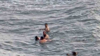 Zonguldak’ın Alaplı ilçesi Cennet Koyu sahilinde denizde boğulma tehlikesi geçiren