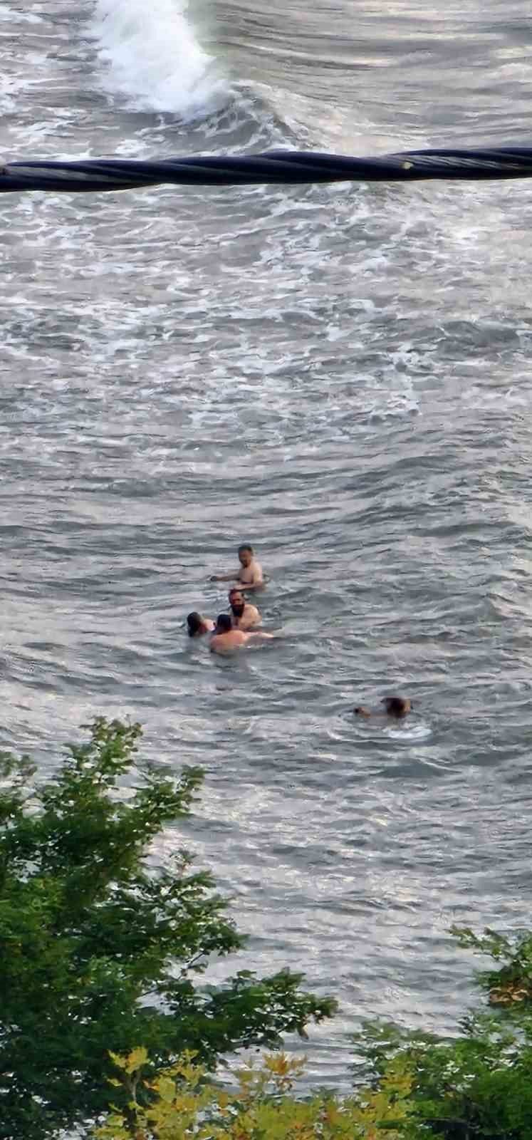 Zonguldak’ın Alaplı ilçesi Cennet Koyu sahilinde denizde boğulma tehlikesi geçiren
