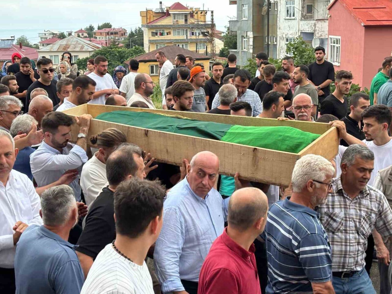 Trabzon’un Beşikdüzü ilçesinde boşanma aşamasında olduğu eşi tarafından tabancayla vurularak