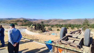 Sivas´ta buğday yüklü traktör devrildi, kazada 2 kişi hayatını kaybetti.