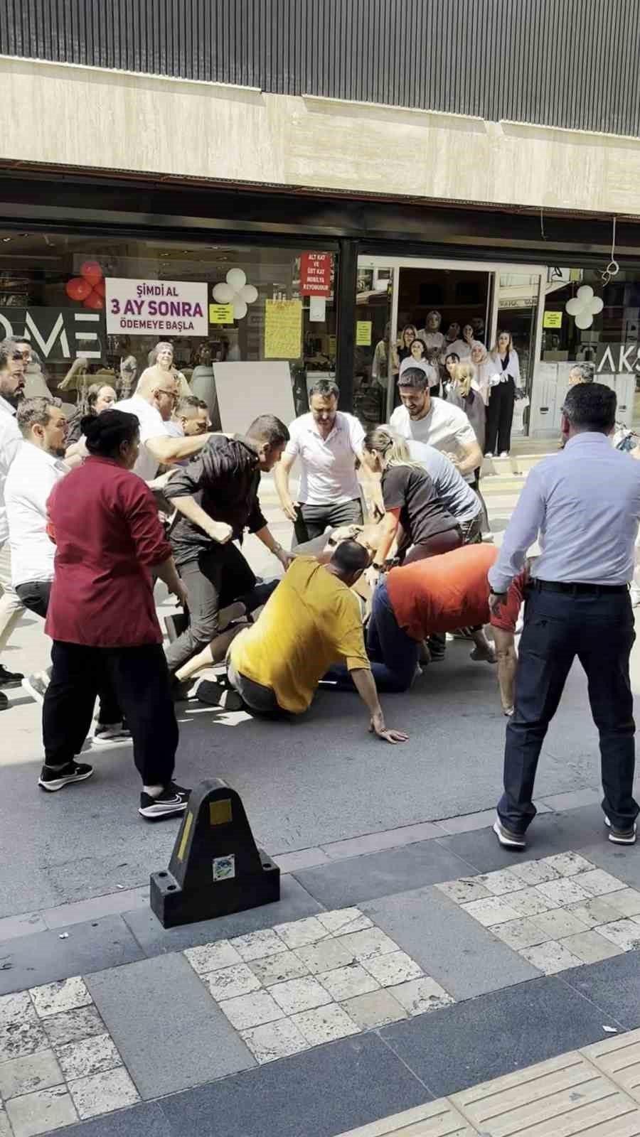 Sakarya’nın Adapazarı ilçesinde iki grup arasında başlayan tartışma, bir anda