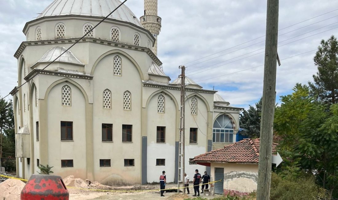 Amasya’da cami kubbesinde tadilat yapan şahıs, dengesini kaybedip 20 metre