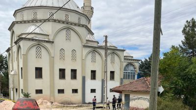 Amasya’da cami kubbesinde tadilat yapan şahıs, dengesini kaybedip 20 metre