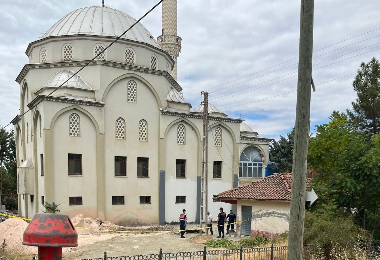 Amasya’da cami kubbesinde tadilat yapan şahıs, dengesini kaybedip 20 metre